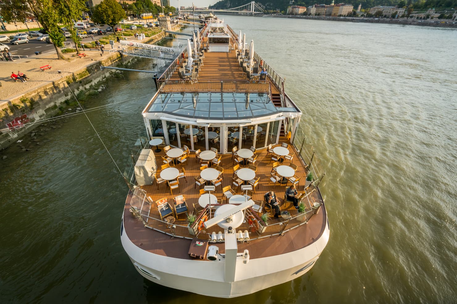 Tavoli di una nave da crociera a Budapest