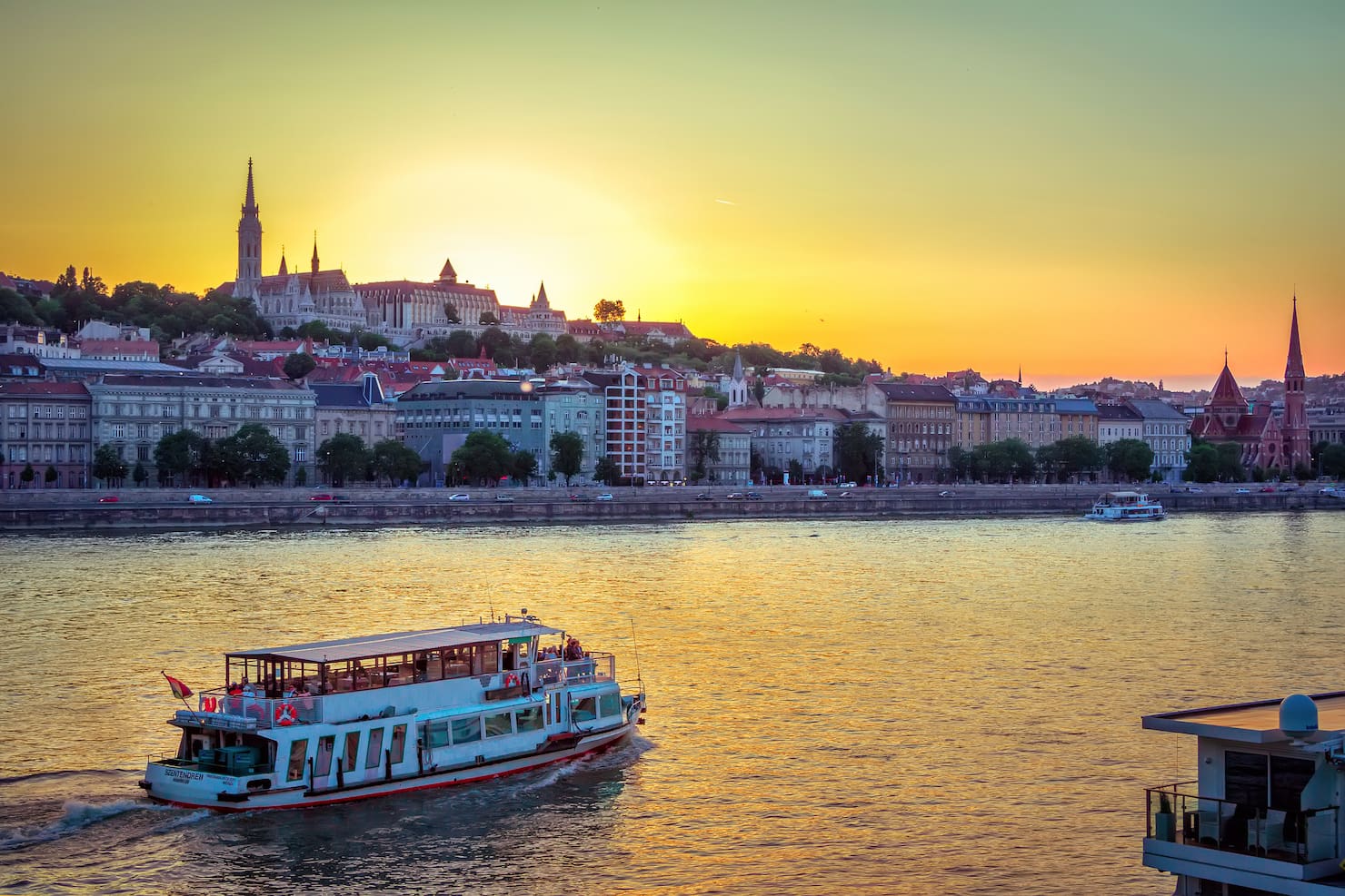 Un battello naviga sul Danubio per far ammirare lo splendido tramonto su Budapest