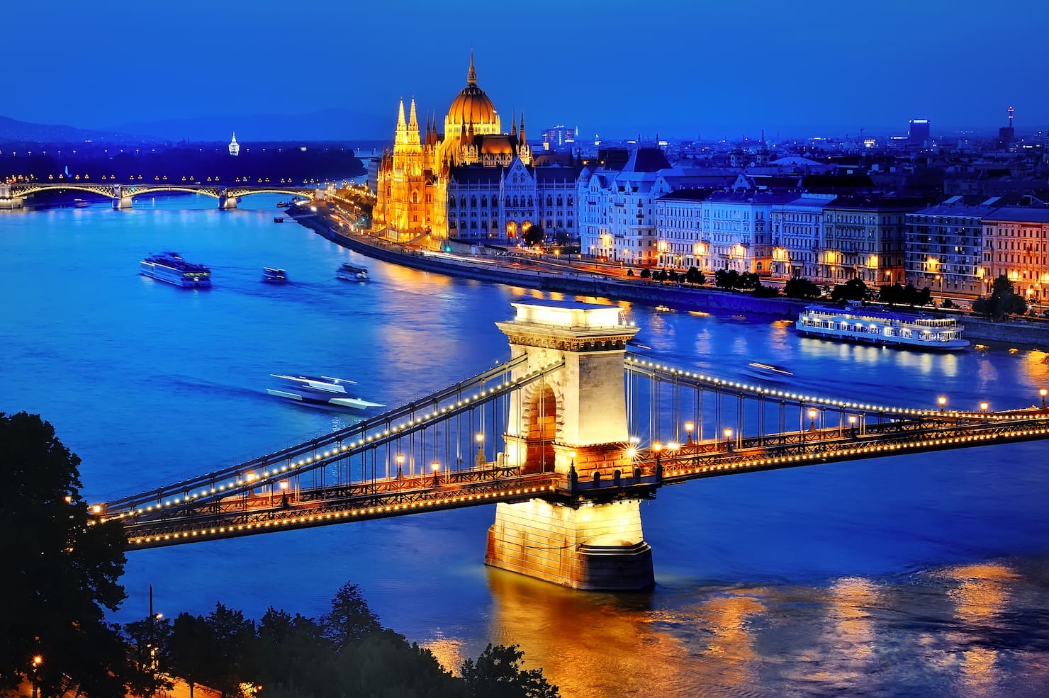 Crociere durante la blue hour con in primo piano il ponte delle catene