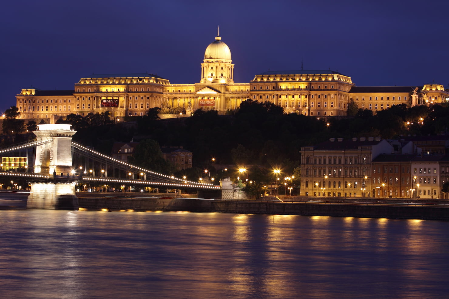 Veduta del castello e del ponte delle catene illuminati