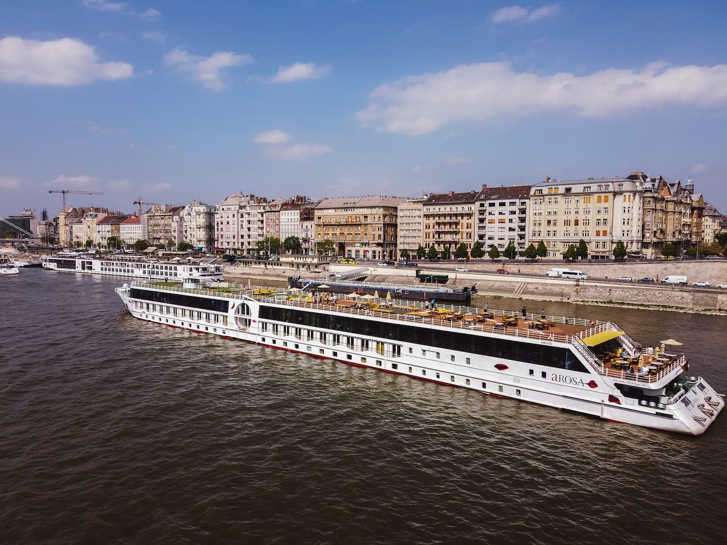 Nave da crociera sfila sul Danubio