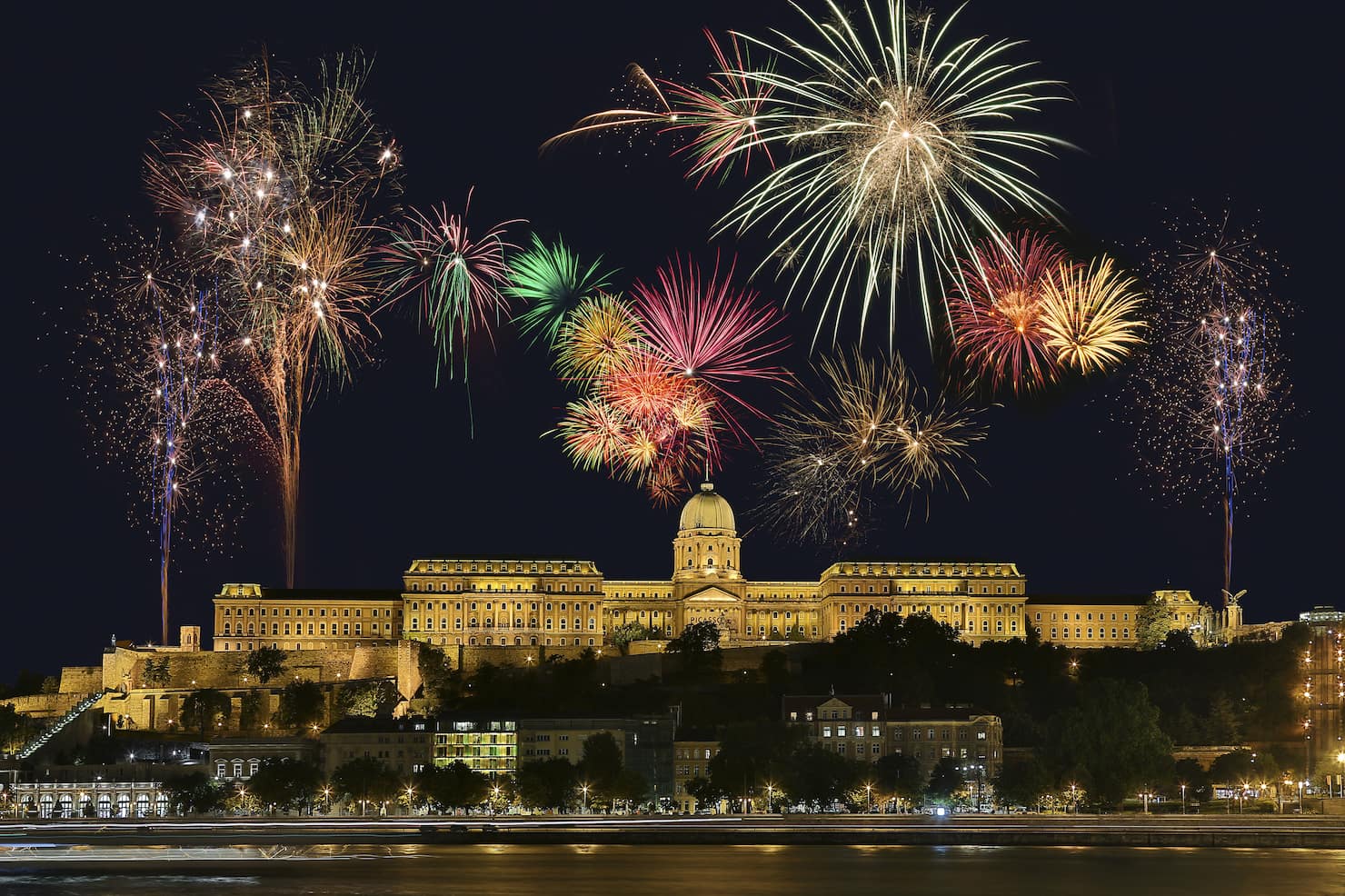 Spettacolo di fuochi d'artificio sopra il Castello di Budapest