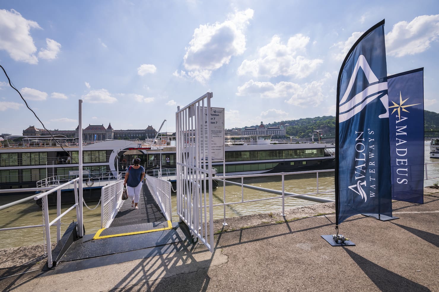 Passerella per salire a bordo di una nave da crociera sul Danubio