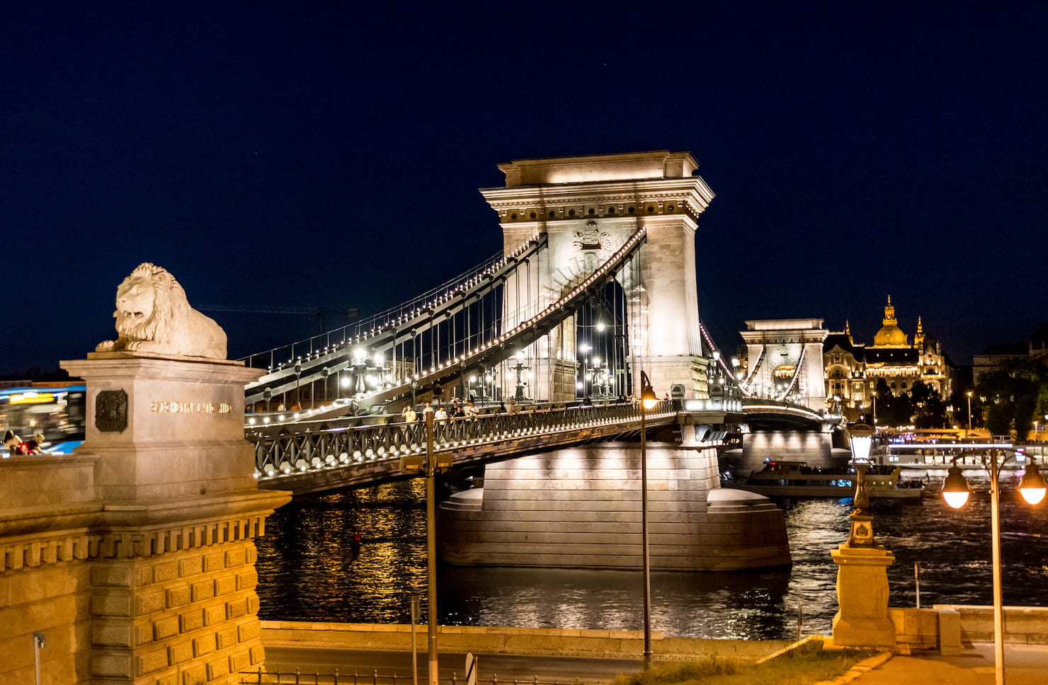 Il bellissimo ponte delle catene di Budapest illuminato