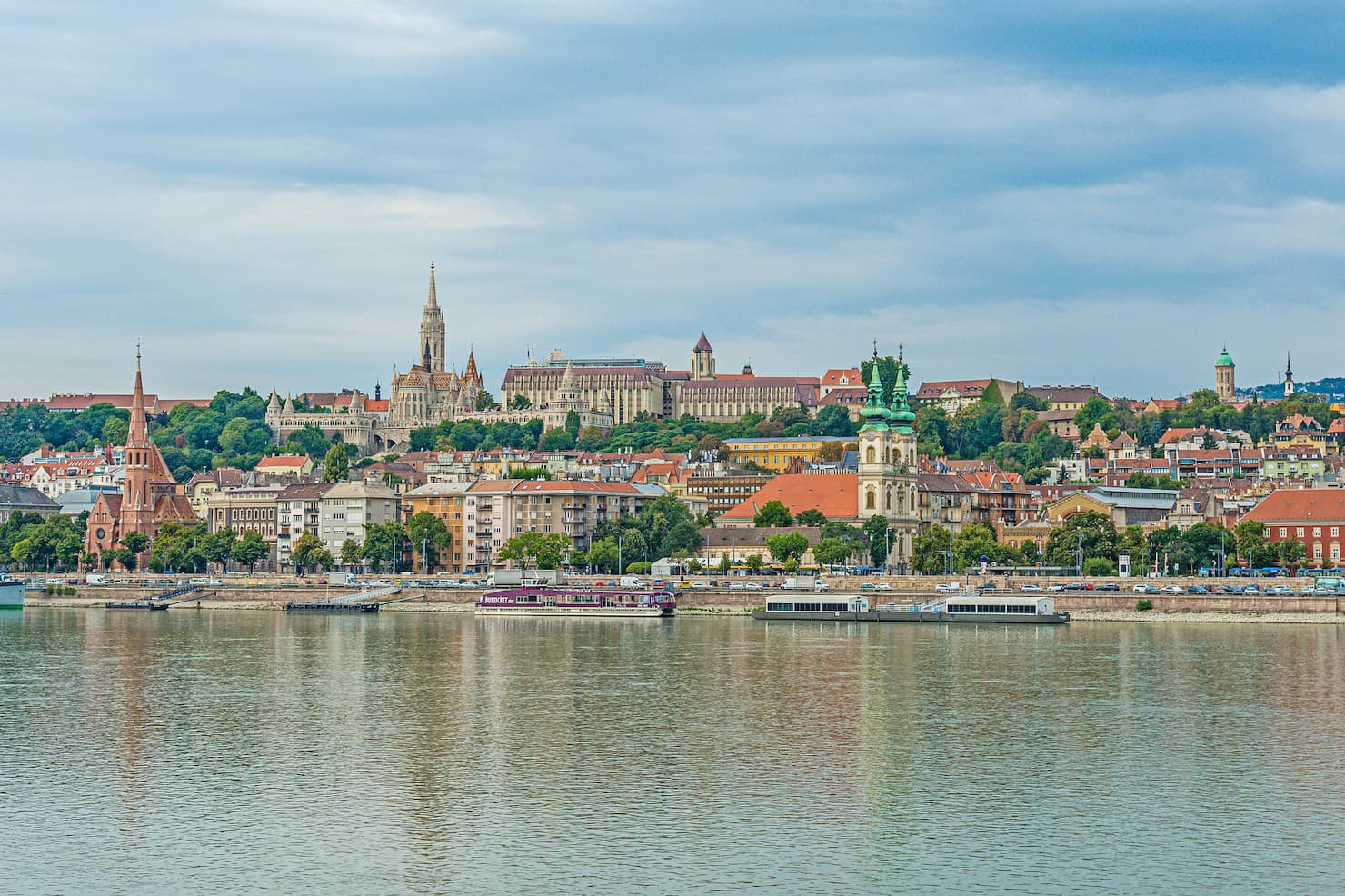 Vista della sponda di Buda con nave da crociera nel Danubio